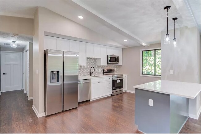 Building Photo - 3411 Valley View Dr