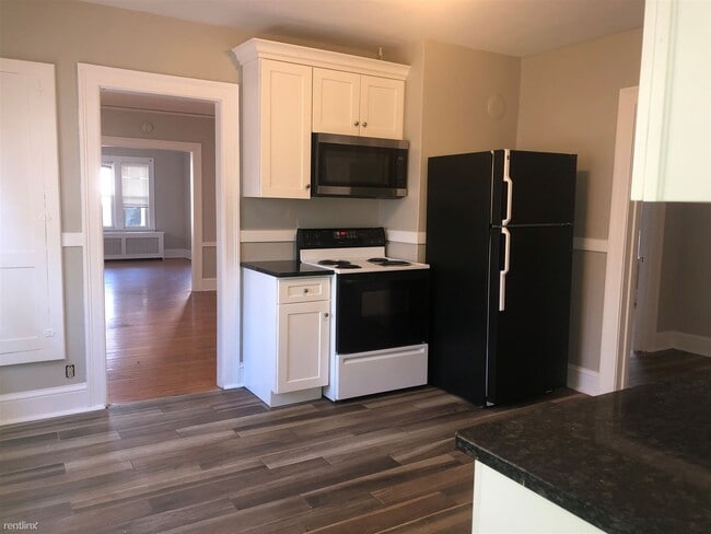 Building Photo - 3 br, 1 bath Triplex - 219 Quaker Ln S 2nd...