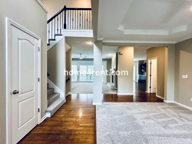 Building Photo - Luxury Lenexa Home w/ an Updated Kitchen, ...