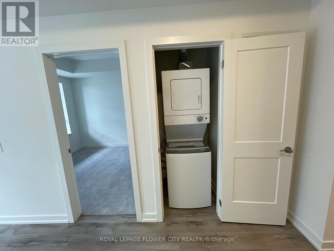 Photo du bâtiment - 247 Northfield Dr E