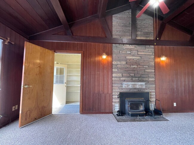Building Photo - Blue Lake - 3 Bedroom, 1.5 Bath
