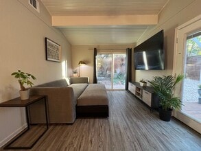 Building Photo - 211 Lessin Ln