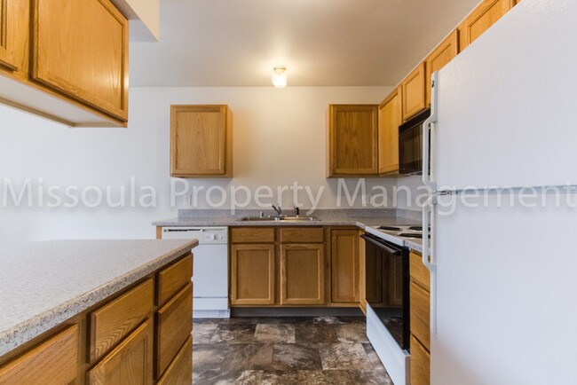 Building Photo - Ground Floor 2 Bed with Patio and Storage!