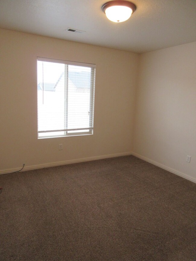 Building Photo - 2 Bedroom - 1 bath - Beautiful Views and G...