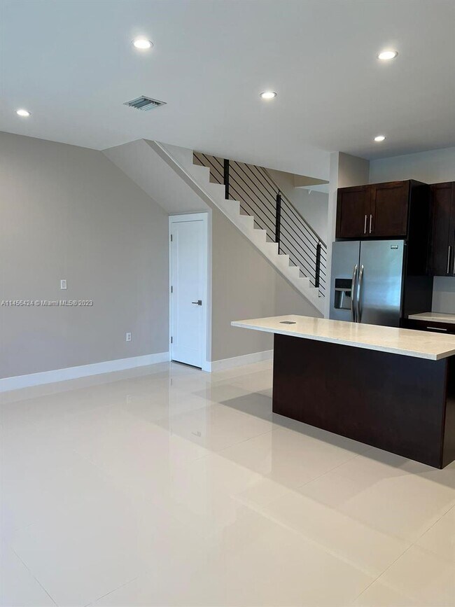 Building Photo - 824 SW 74th Ct