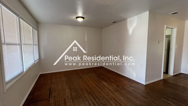 Foto del edificio - 3 br, 1 bath House - 380 Leitch Ave