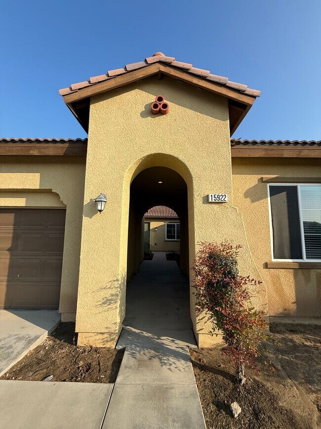 Building Photo - Beautiful 2014 Built Home - 5 bed 4 bath i...