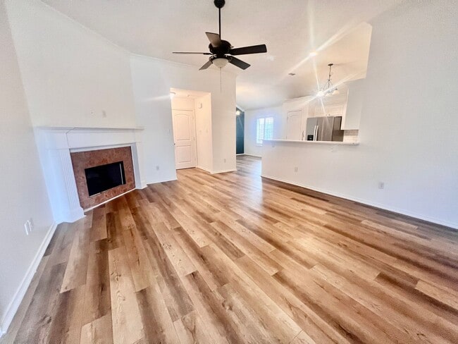 Building Photo - Lakewood Estates Beauty!