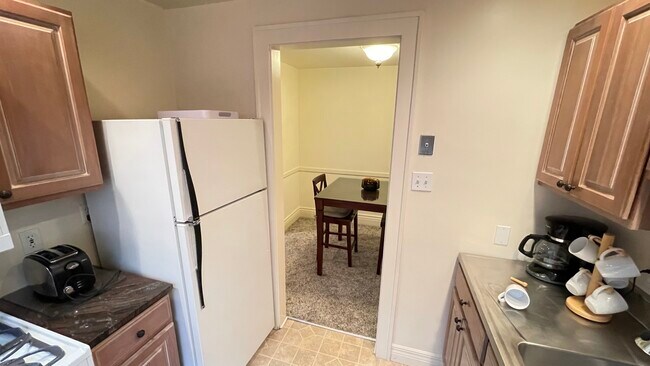 apto 4 - 585 W Ferry St