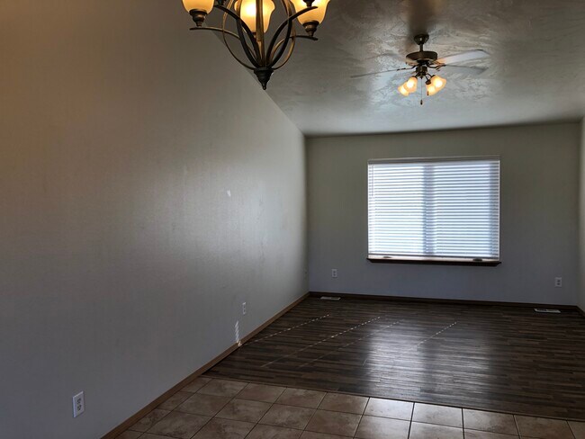 Foto del edificio - 1916 NW Canyon View Dr