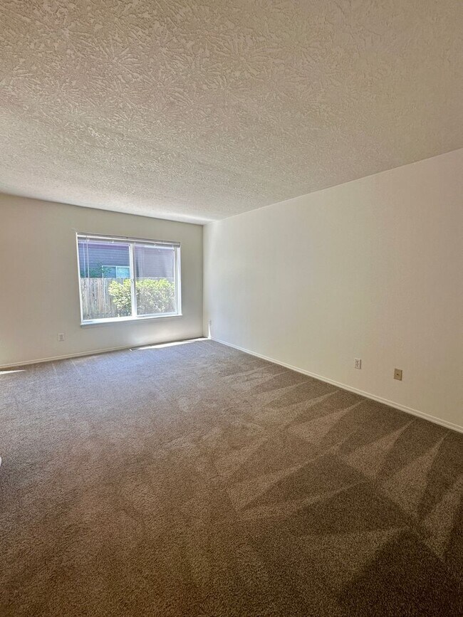 Foto del edificio - Large Three Bedroom Duplex in Keizer