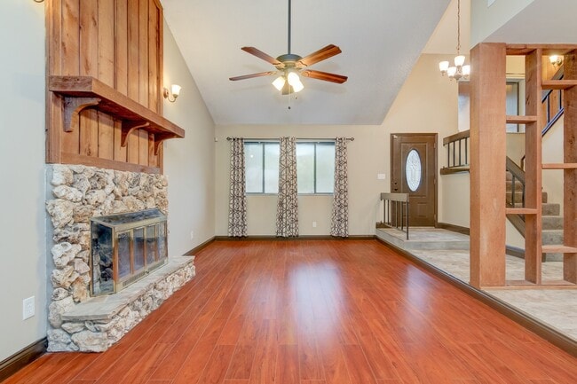Building Photo - For Rent: Beautiful 3 Bed/2.5 Bath Home at...