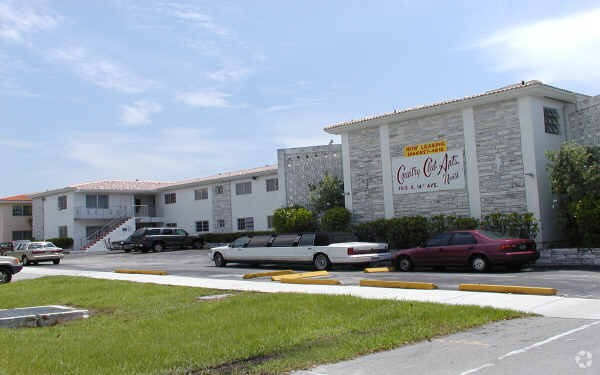 Primary Photo - Country Club Apartments