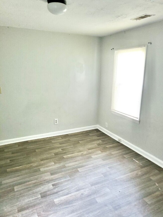 Foto del edificio - Freshly Updated Brick Ranch with Room to R...