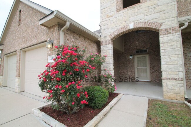 Foto del edificio - Heights Two-Story!