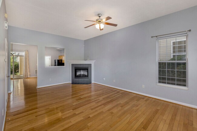 Foto del edificio - 1441 Laurel Park Dr