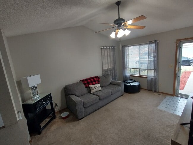 Building Photo - Charming 3 Bed/2 Bath Home in Near 120th &...