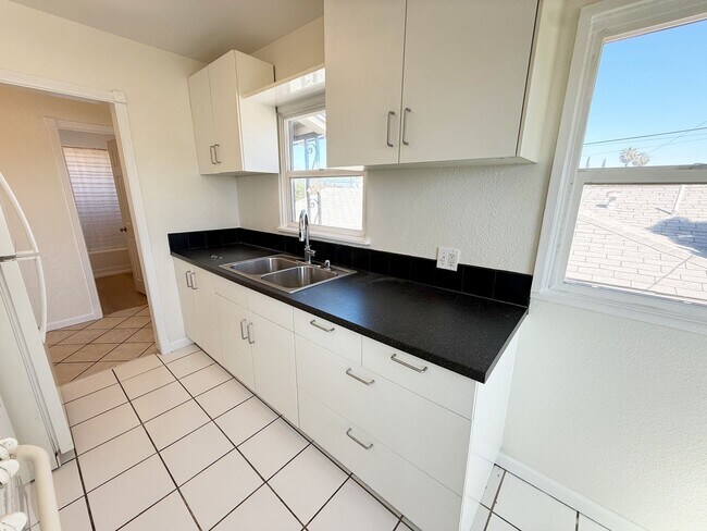 Foto del edificio - 1 Bed/1 Bath Upper Level Condo For Rent in Colina Del Sol!