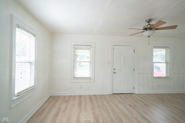 Photo - Charming 2BR House  - 2 blocks from Univer...