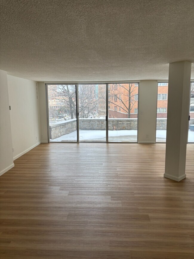 Foto del edificio - Plaza Point Apartments