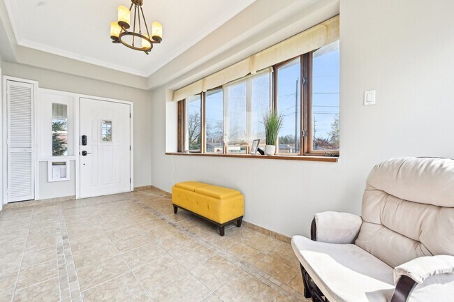 Building Photo - 1420 Oakton St