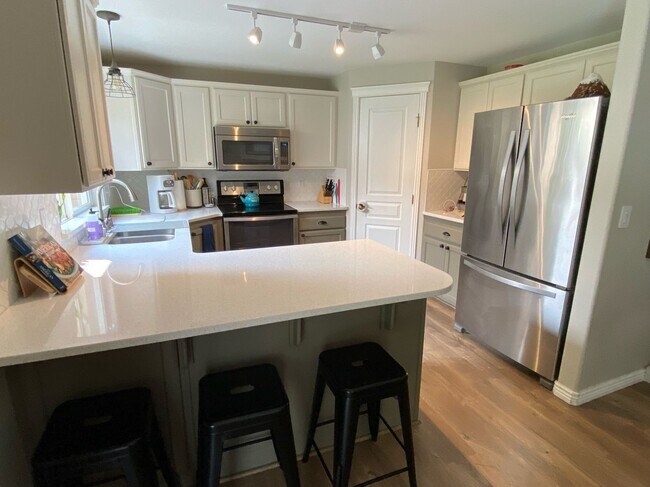 Building Photo - Gorgeous 4-Bedroom Home In Bristol Heights