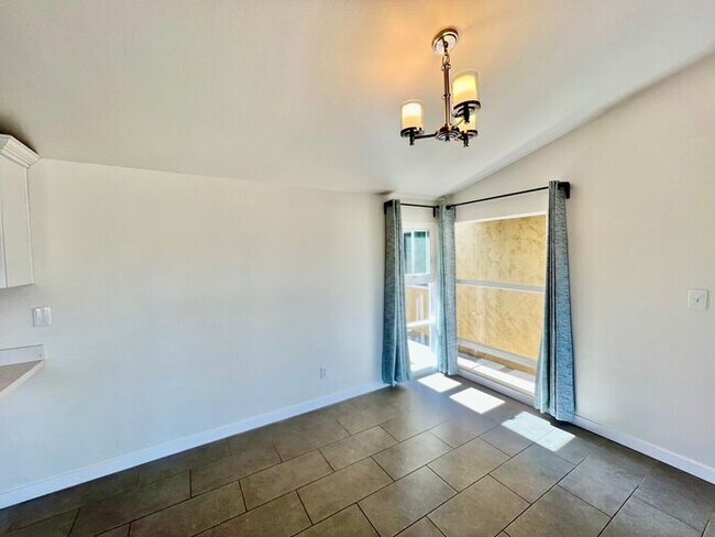 Foto del edificio - Charming 3-Bed, 2-Bath Home with Canyon Views & Attached Garage