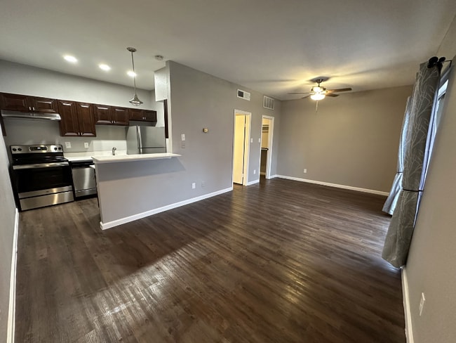 Building Photo - 8800 Westplace Dr