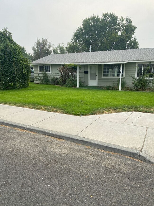 Building Photo - Recently Updated Home Near High School