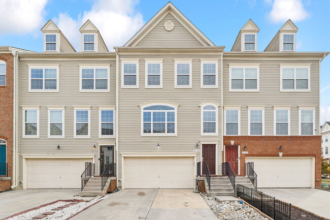 Building Photo - Charming town home located in a quiet, tree-lined community Field stone!