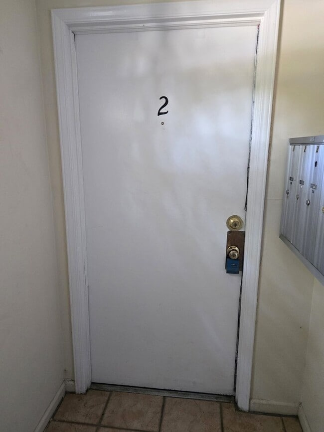 Foto del edificio - Camelot 2 Bedrooms. 1st Floor Apartment.  ...