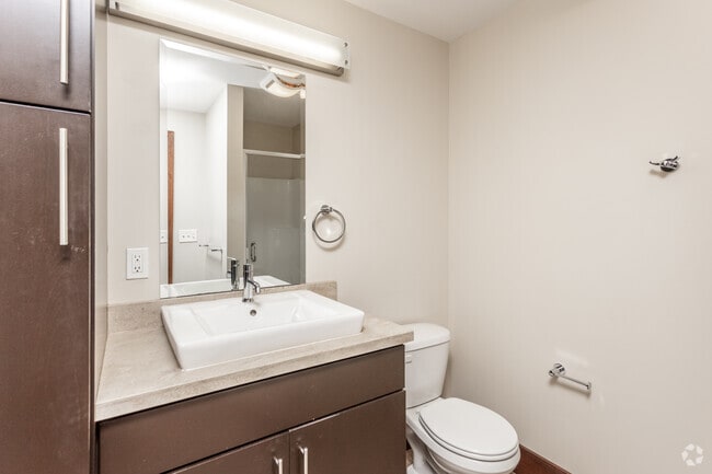 1BR, 1BA - 900-1,200 SF - Davenport Bank Apartments