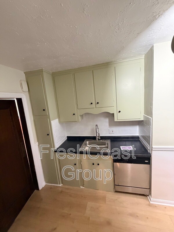 Foto del edificio - 18405 Newell Rd