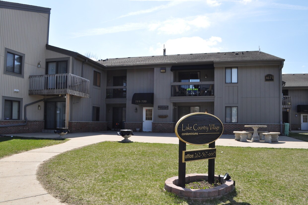 Primary Photo - 1081 Regent Rd