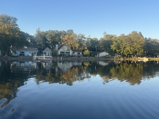 Building Photo - 23231 W Lakeshore Dr