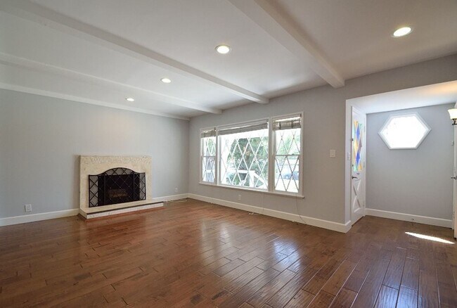 Building Photo - 3 Bedroom 2 bath Home, 2 Car garage, Air Conditioned