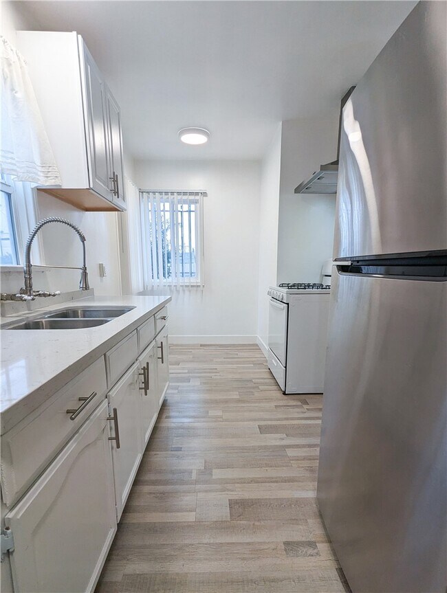 Foto del edificio - 6101 S Hobart Blvd