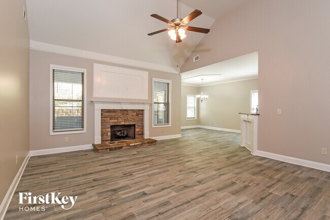 Foto del edificio - 12 Everest Dr