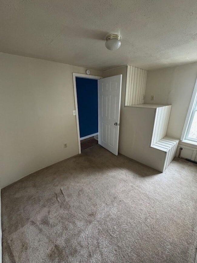 Building Photo - 2 bedroom 1 bathroom