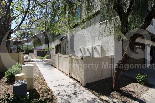 Building Photo - 2736 S Cavalier Dr