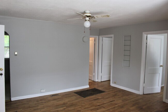 Building Photo - Clean 2 bedroom 1 bath by Columbia River Marina!