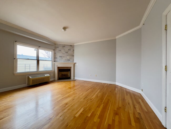 Sala de estar - 301 68th St