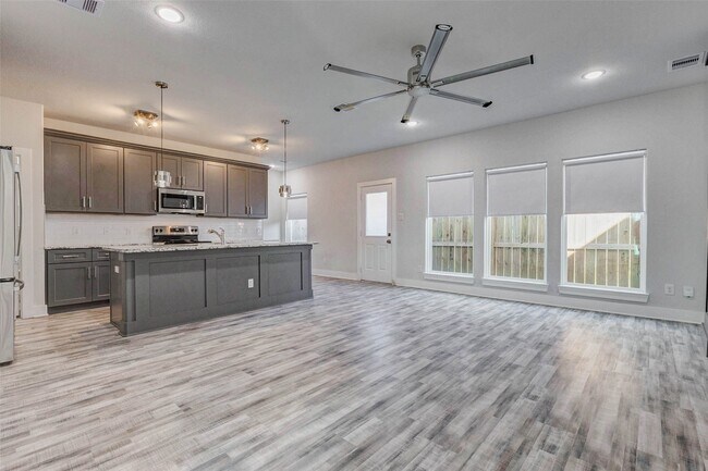 Foto del edificio - 4677 Bellfort Ave