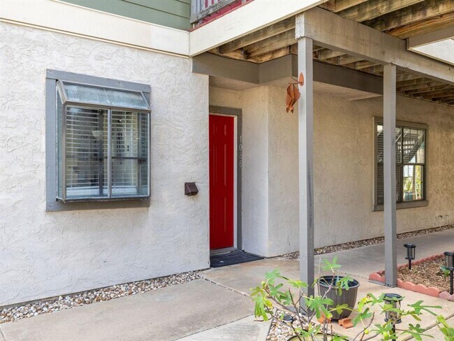 Building Photo - Charming 2 bd 2 bath Condo in Travis Oaks ...