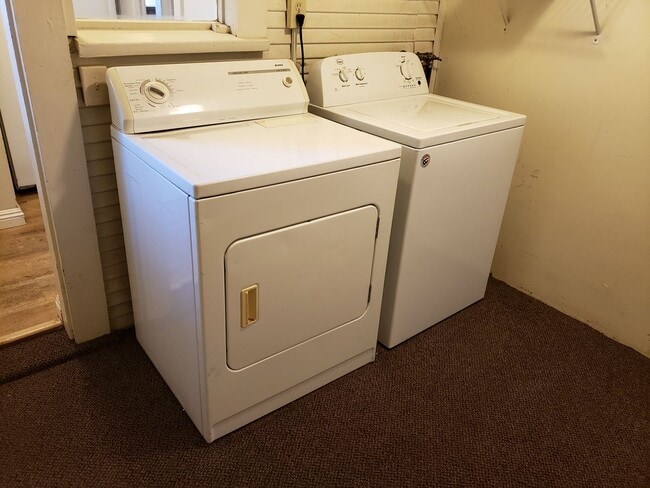 Foto del edificio - ROOMMATE ADDITION (1) -PLEASE CONTACT ISAB...