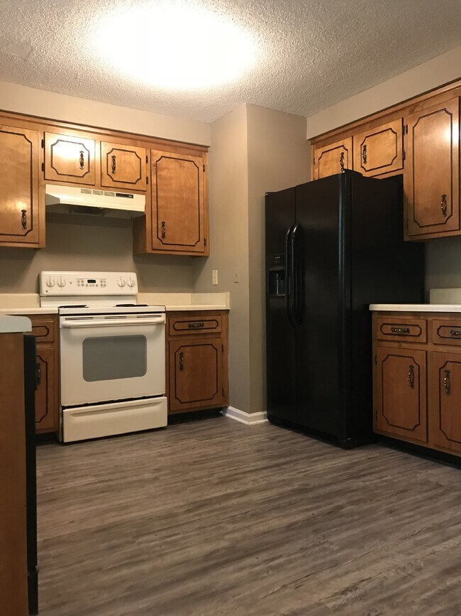 Building Photo - "Charming 3-Bedroom, 2-Bath Home with 1300...