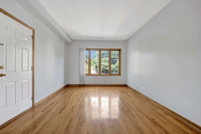 Building Photo - 1339 N Greenview Ave