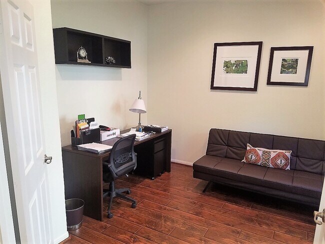 Foto del edificio - 2 Bedroom with an office!!