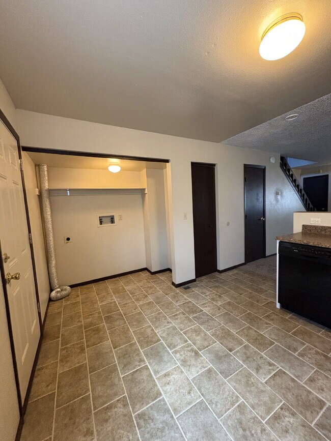 Building Photo - 2 bedroom townhouse - Mineola C