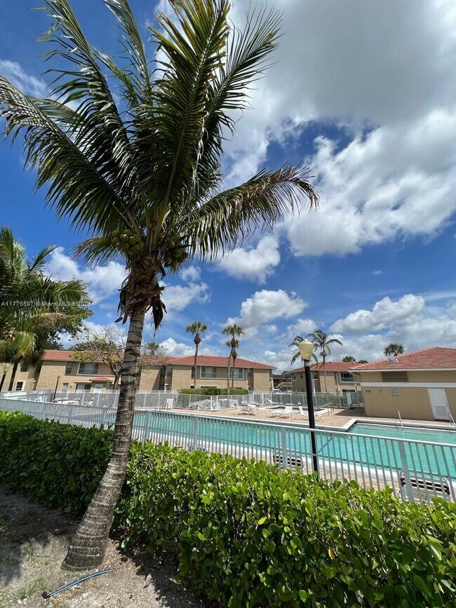 Foto del edificio - 907 Twin Lakes Dr